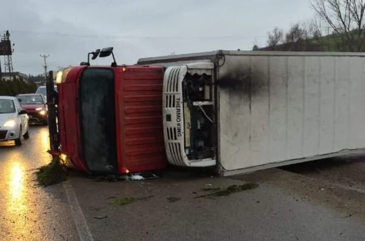 Bursa’da direksiyon hakimiyetini kaybeden sürücü fabrikaya çarptı: 2 yaralı 