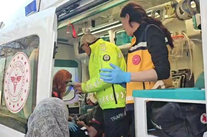 Bursa’da fenalaşan servis şoförü kaldırıma çıkıp güçlükle durabildi