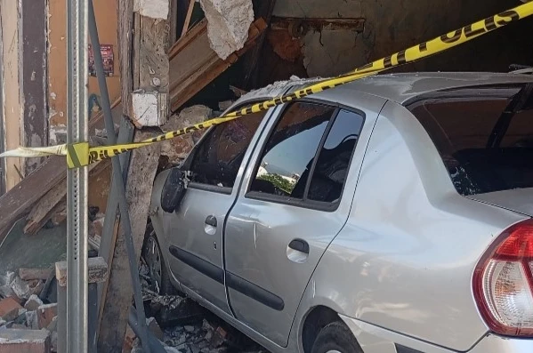 Bursa’da freni boşalan otomobil eve girdi 