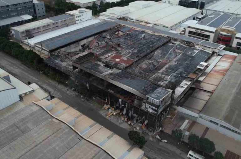 Bursa’da gece alevlere teslim olan fabrika sabahın ilk ışıklarıyla havadan görüntülendi