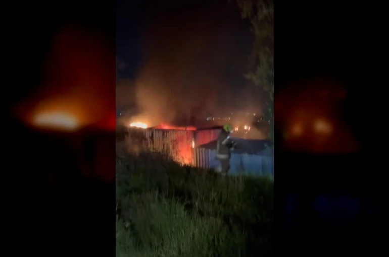 Bursa’da gece yarısı konteynır alevlere teslim oldu 