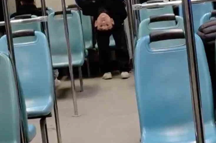 Bursa’da gençlerin metroda tehlikeli oyunu kameraya yansıdı