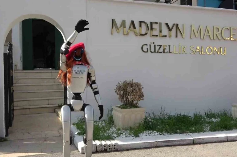 Bursa’da güzellik merkezine robot işçi mesaiye başladı 