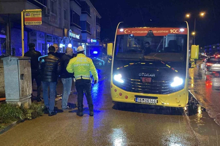 Bursa’da halk minibüsü anne ve kızına çarptı: 2 yaralı 