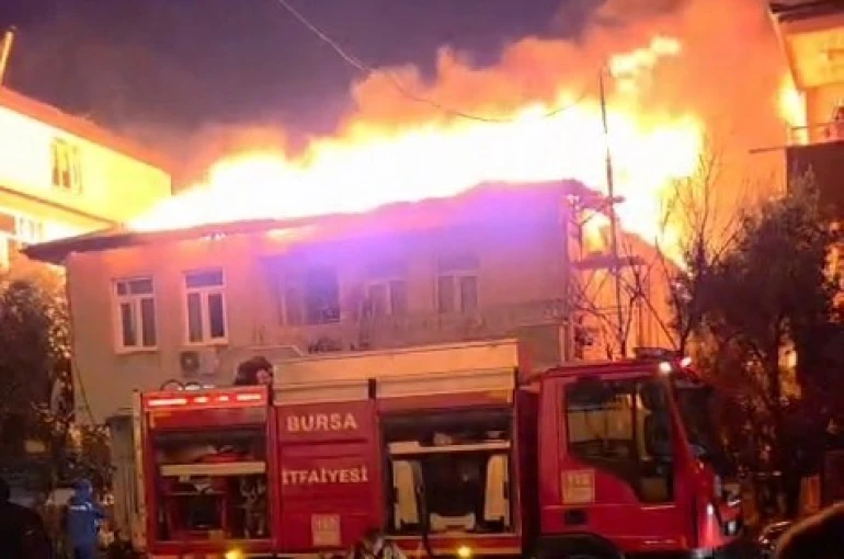 Bursa’da iki katlı evin çatısı alevlere teslim oldu 