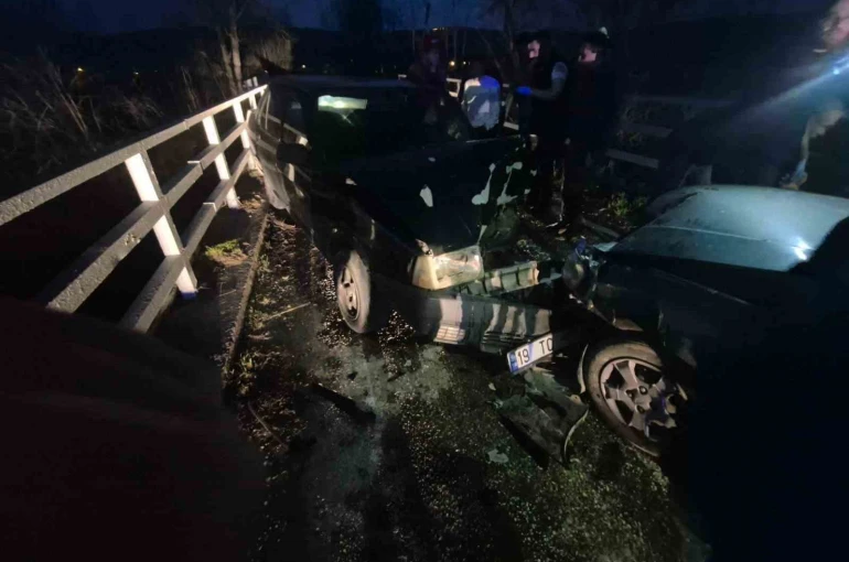 Bursa’da iki otomobil kafa kafaya çarpıştı: 3 yaralı