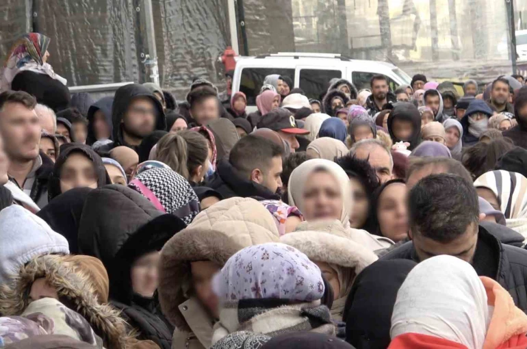 Bursa’da indirim izdihamı: 100 liralık alışveriş için dondurucu soğukta saatlerce beklediler 