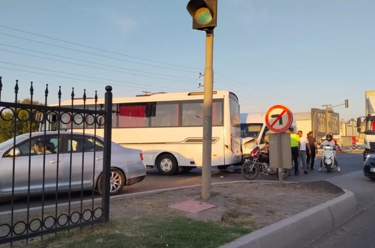 Bursa’da işci servisi ile yolcu minibüsü çarpıştı: 4 yaralı 