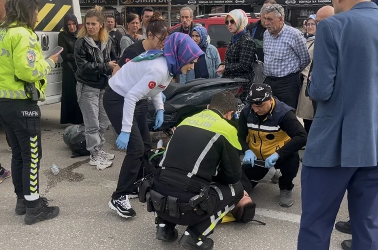 Bursa’da işçi servisine motosiklet çarptı: 2 yaralı 