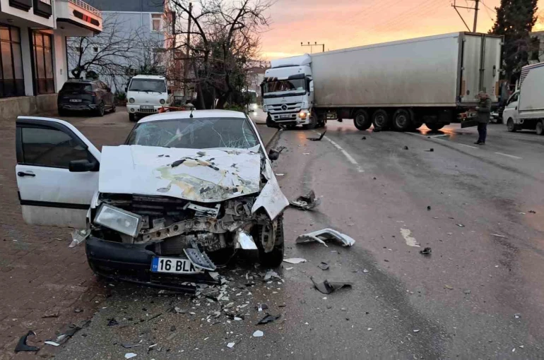 Bursa’da karşı şeride geçen tır, otomobille kafa kafaya çarpıştı 