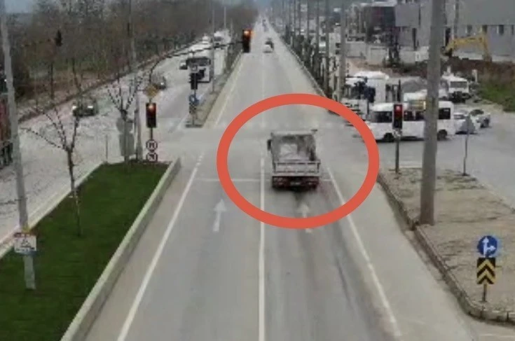 Bursa’da kırmızı ışık ihlali yapan araçlar dron ile böyle tespit edildi 