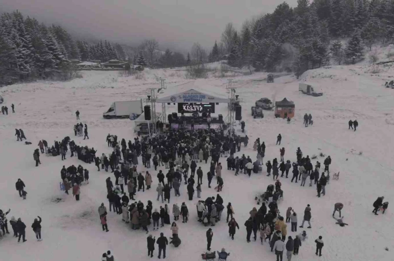 Bursa’da Kış Festivali’ne yoğun katılım trafiği felç etti 
