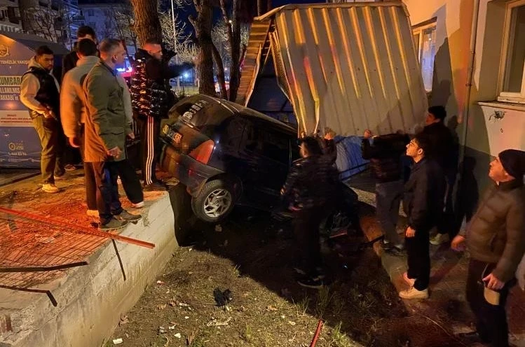 Bursa’da kontrolden çıkan araç apartmanın bahçesine savruldu 