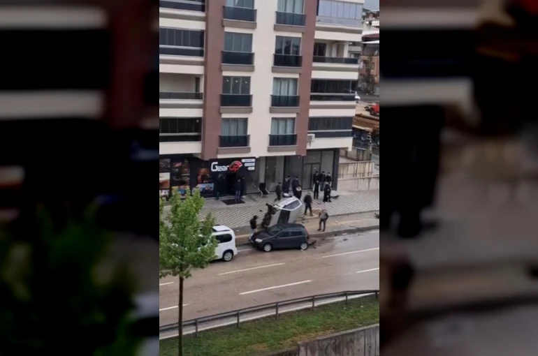 Bursa’da kontrolden çıkan otomobil takla attı 