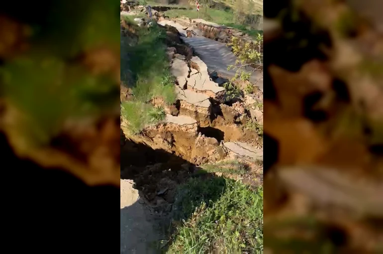 Bursa’da meydana gelen heyelan yolu parçalara ayırdı 