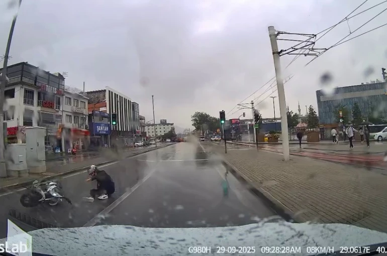 Bursa’da motosikletli yağışlı havada drift attı, yere kapaklandı 