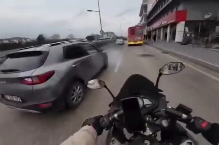 Bursa’da motosikletlinin ölümden döndüğü anlar