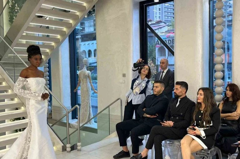 Bursa’da muhteşem gelinlik defilesi: 26 koleksiyon 15 mankenle podyuma taştı 