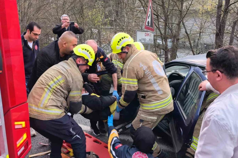 Bursa’da otomobil bariyerlere çarptı: 2 yaralı 