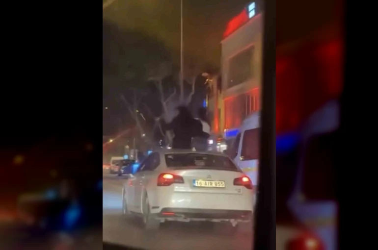 Bursa’da otomobilin tavanına oturdular : 25 bin TL ceza kesildi 