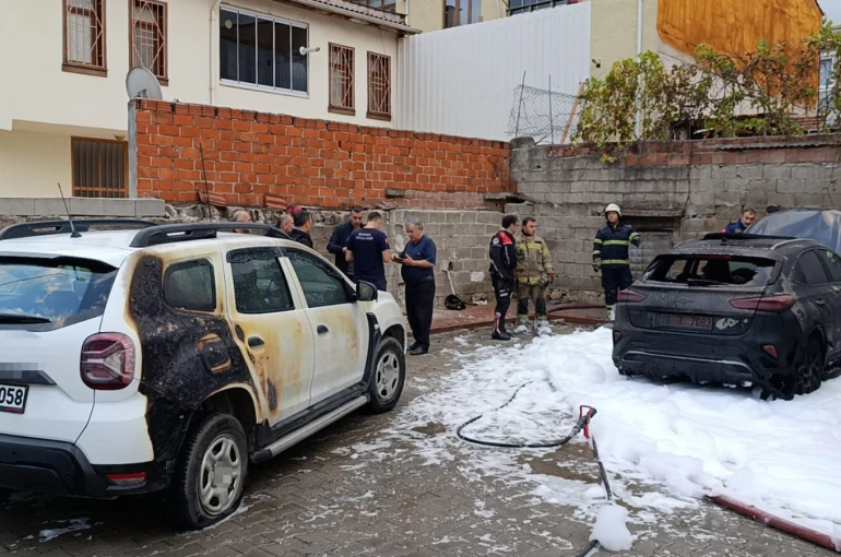 Bursa’da park halindeki otomobil alev alev yandı, yangın iki araca sıçradı
