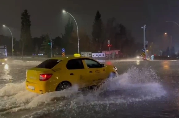Bursa’da sağanak sonrası rögarlar taştı, cadde göle döndü