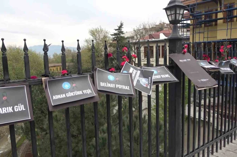 Bursa’da Setbaşı Köprüsü karanfillerle donatıldı 