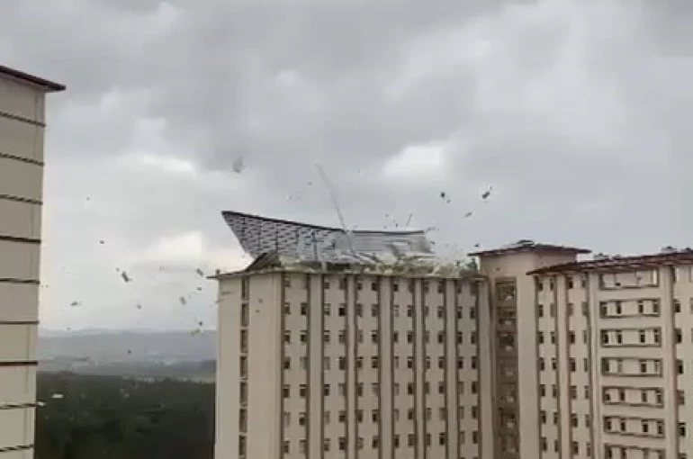 Bursa’da şiddetli fırtına çatıları böyle uçurdu