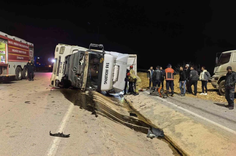 Bursa’da talaş yüklü tır devrildi: Araçta sıkışan genç sürücü hayatını kaybetti