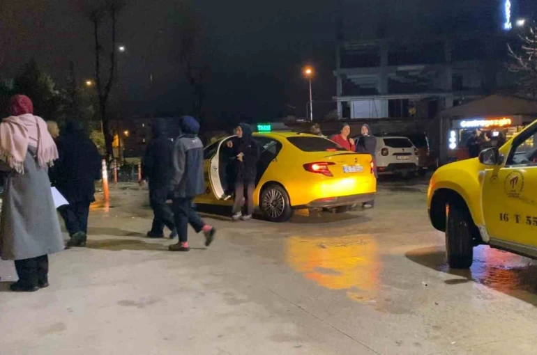 Bursa’da tekstil fabrikasında gıda zehirlenmesi şüphesi: 20 işçi hastaneye kaldırıldı 