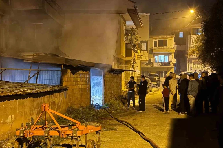 Bursa’da üç katlı binada çıkan yangın paniğe neden oldu