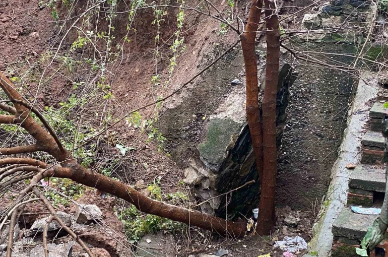 Bursa’da yağış sonrası istinat duvarı çöktü 