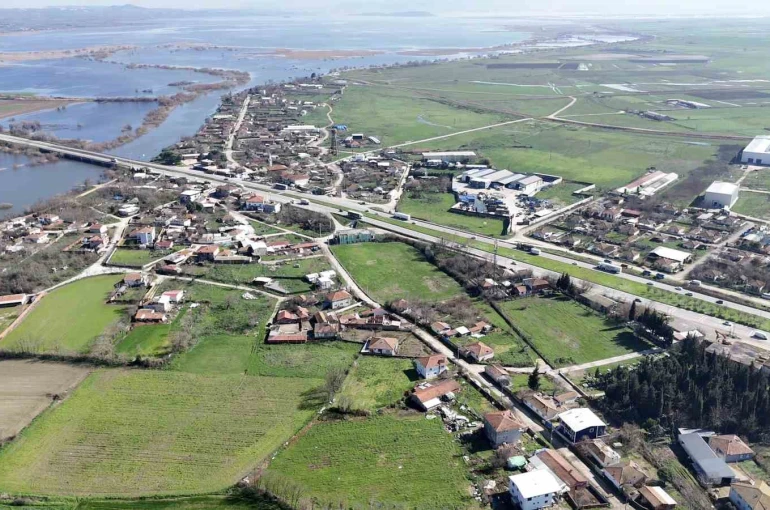 Bursa’da yağışlar göl seviyesini yükseltince evlerin bahçeleri sular altında kaldı 