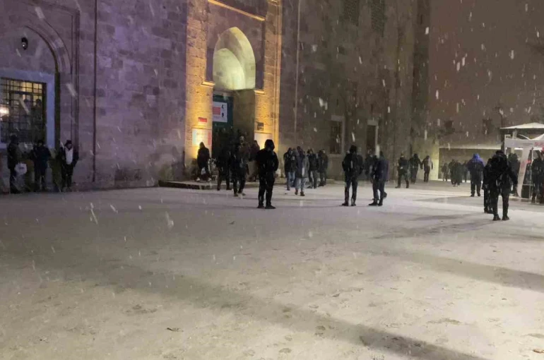 Bursa’da yılın ilk sabah namazı kar altında Ulucami’de kılındı 