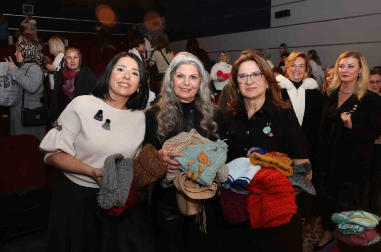 Bursa’da yüzlerce kadın aynı anda iyilik için ilmek attı 