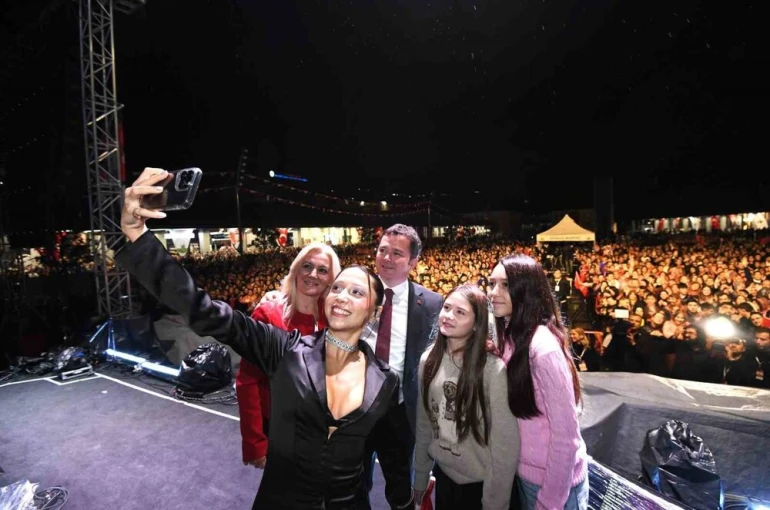 Bursa’da Zeynep Bastık’la Cumhuriyet coşkusu 