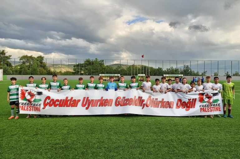 Bursalı futbolcu gençlerden dünyaya mesaj