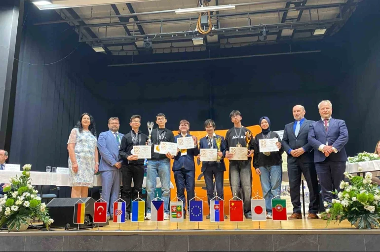 Bursalı öğrencilerden Çekya’da robotik başarısı 