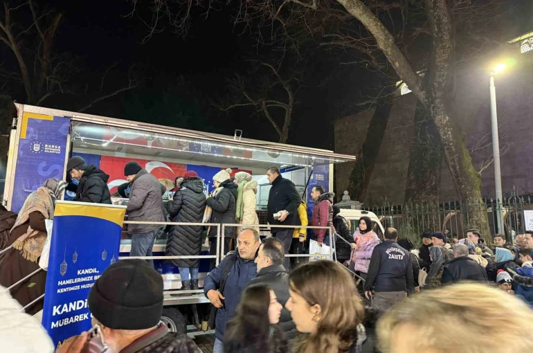 Bursalılar Miraç Kandili’nde Ulu Cami’ye akın etti