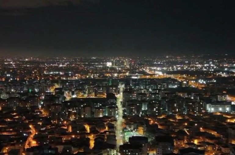 Bursalılar yeni yıla havai fişeklerle girdi 