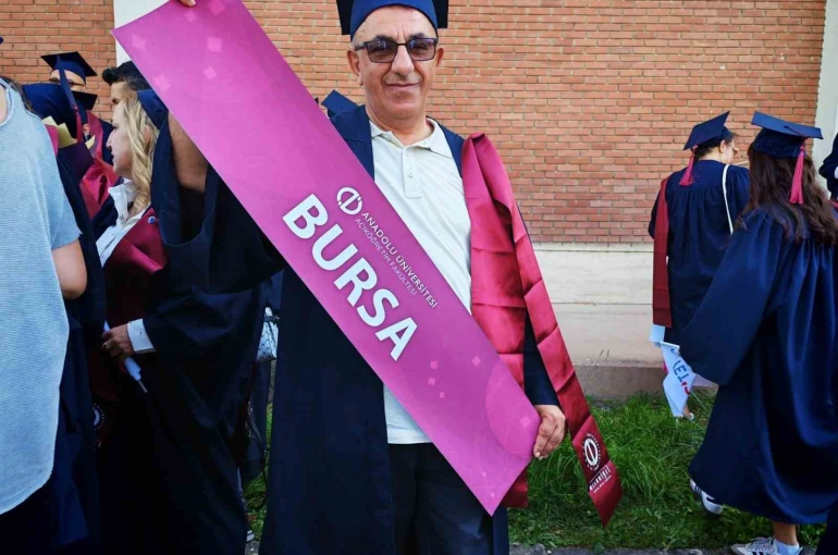 Bursa’nın aile hekimi Dr. Ahmet Kartal, 10’uncu diplomasını Eskişehir’de aldı 