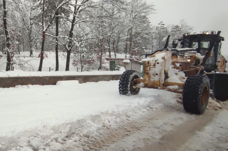 Bursa’nın yüksek kesimlerinde karla mücadele sürüyor 