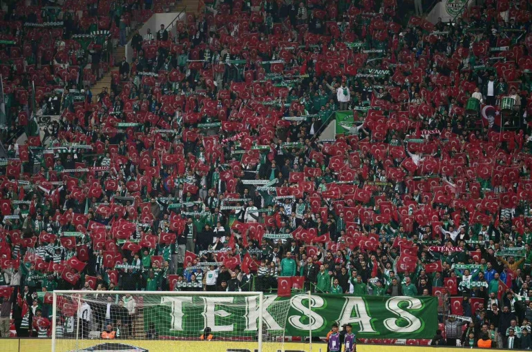Bursaspor tribünleri Türk bayraklarıyla donatıldı 