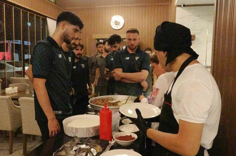 Bursasporlu oyuncular galibiyeti tantuni yiyerek kutladı 