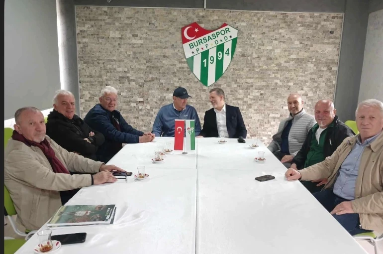 Bursaspor’un unutulmaz kaptanı Özden’in kitabı öğrencilere dağıtıldı 