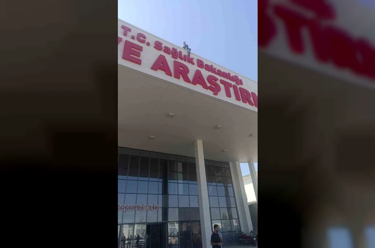 "Bütün gazeteciler gelsin" diyerek intihara kalkışan şahsı "Karpuz keselim gel" diyerek çatıdan indirdiler