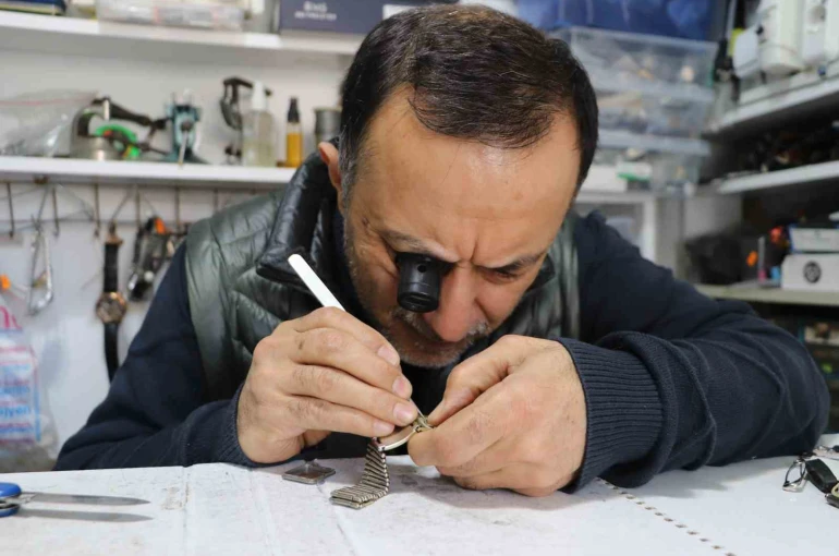 Büyük mekanizmadan kol saatlerine saatçilik mesleğinin sabır isteyen yolculuğu 