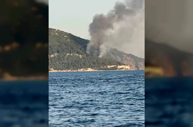 Büyükada’da plajda yangın paniği 