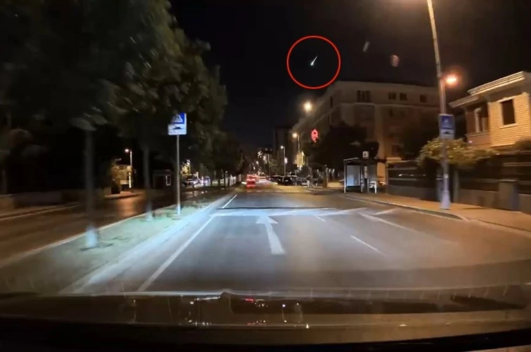 Büyükçekmece semalarında göktaşı düşme anı kamerada