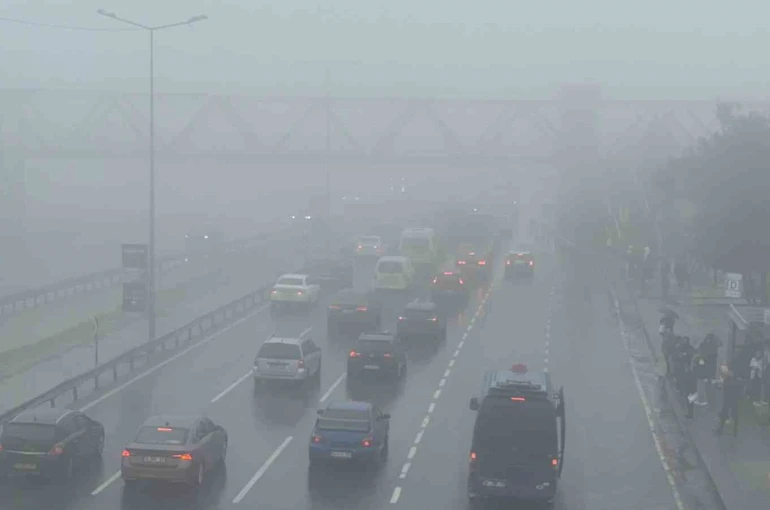 Büyükçekmece’de aniden bastıran sis nedeniyle görüş mesafesi düştü 